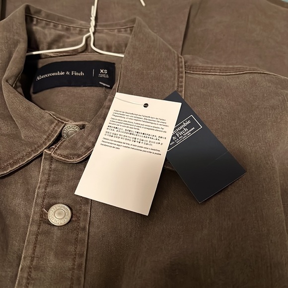 Abercrombie & Fitch - Picture 7 of 7